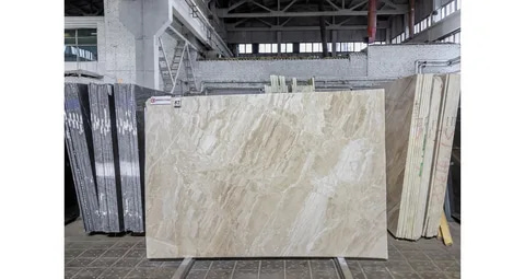 تصویر 2 از سنگ تراورتن حاجی آباد با سطح صیقلی و بافت صاف برای زیبایی بیشتر